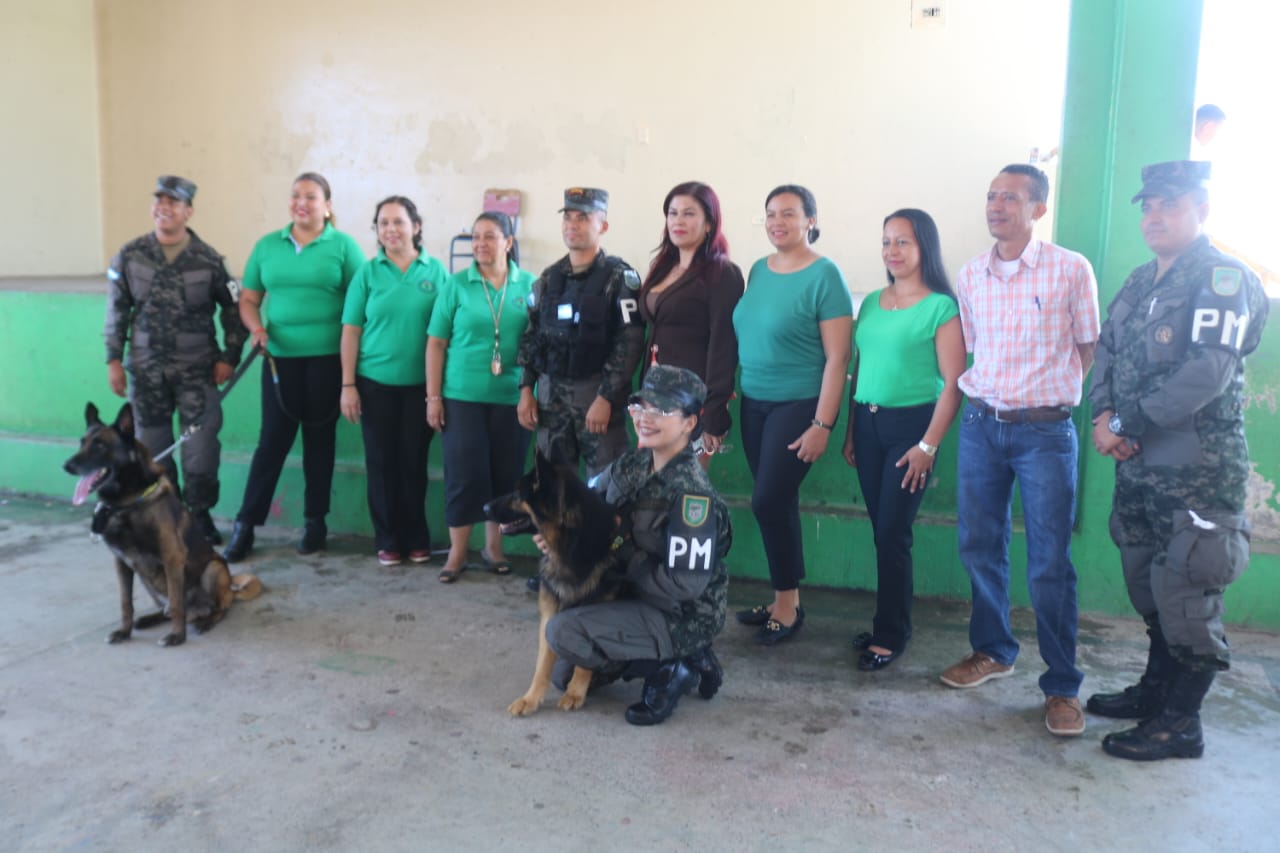 PMOP realiza presentación canina en escuela capitalina